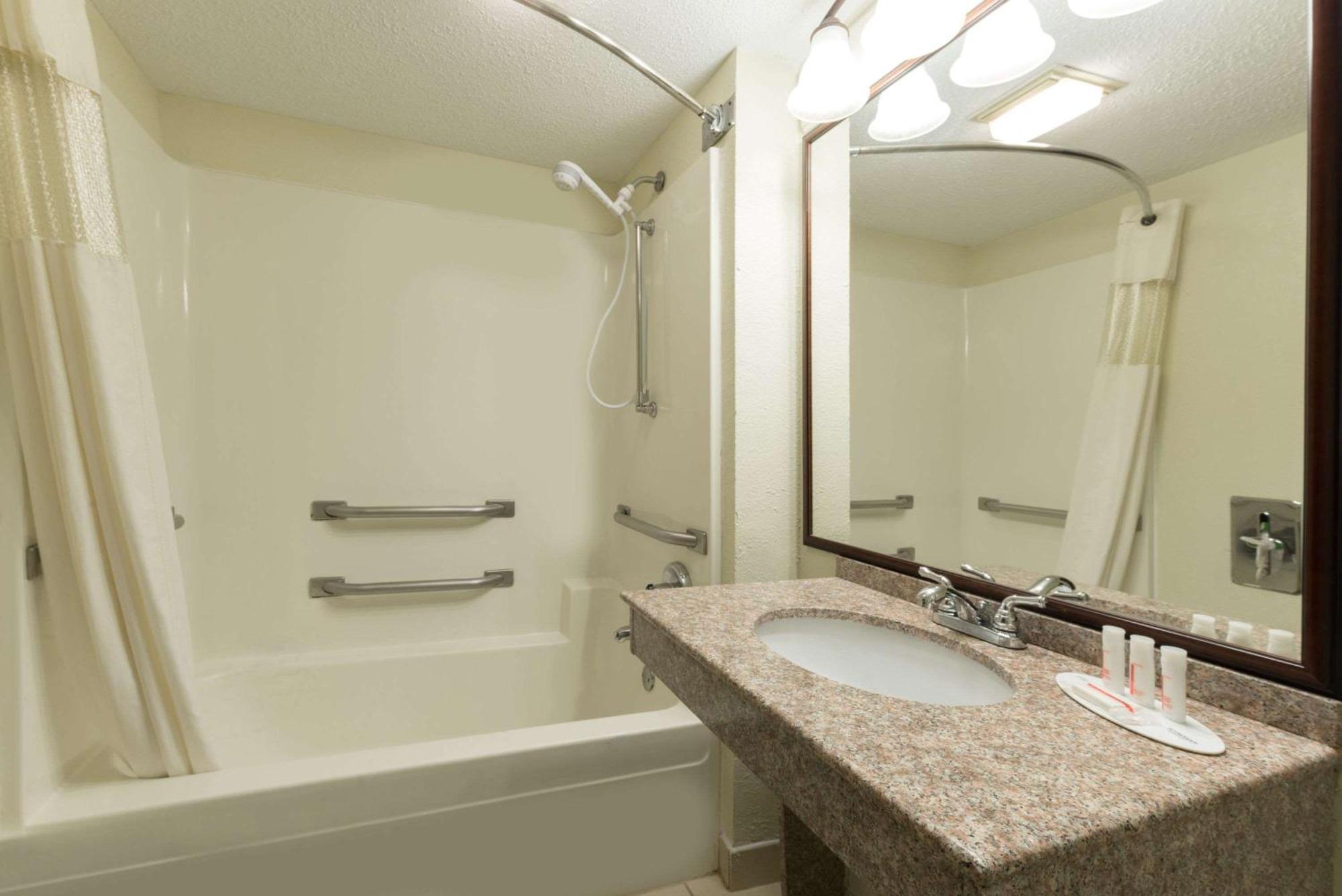 Baymont By Wyndham Louisville South I 65 Brooks Esterno foto