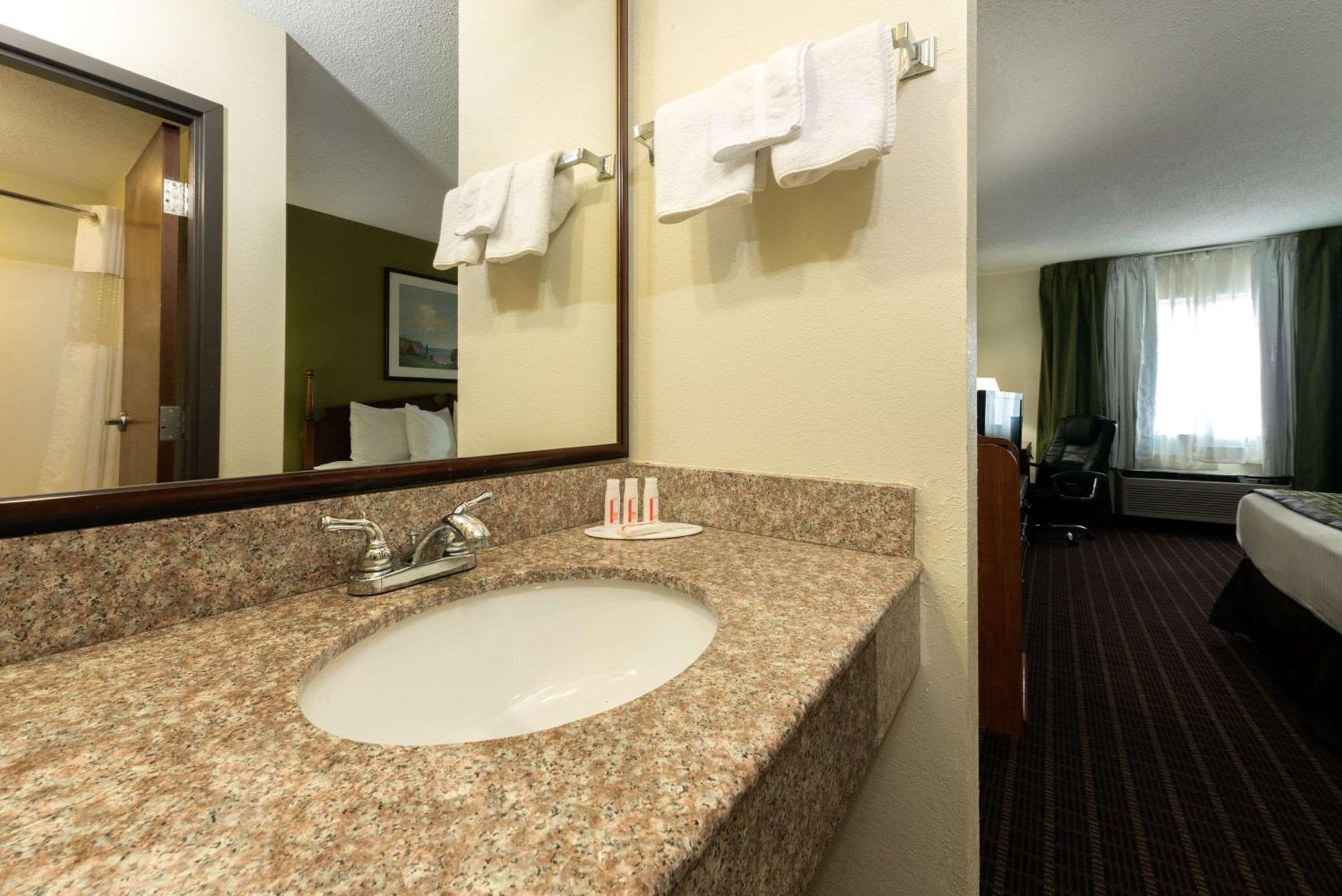 Baymont By Wyndham Louisville South I 65 Brooks Esterno foto